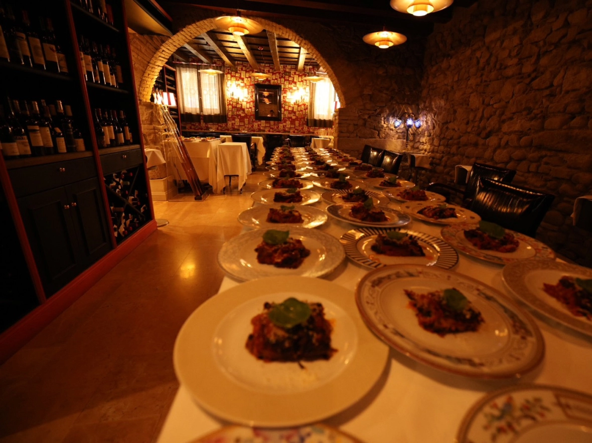 歐洲私人酒莊餐廳備餐中 — 檸檬先生歐洲美食體驗