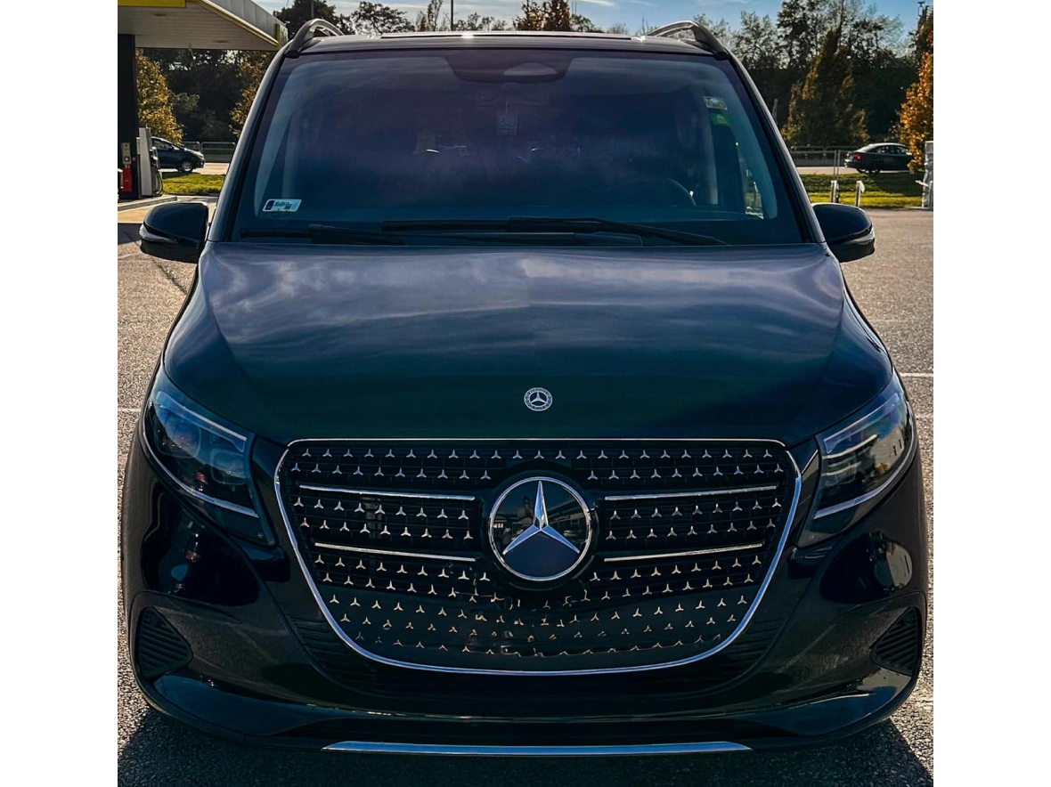 Mercedes-Benz V-Class 2024年 豪華小型包車 — 歐洲家庭旅遊